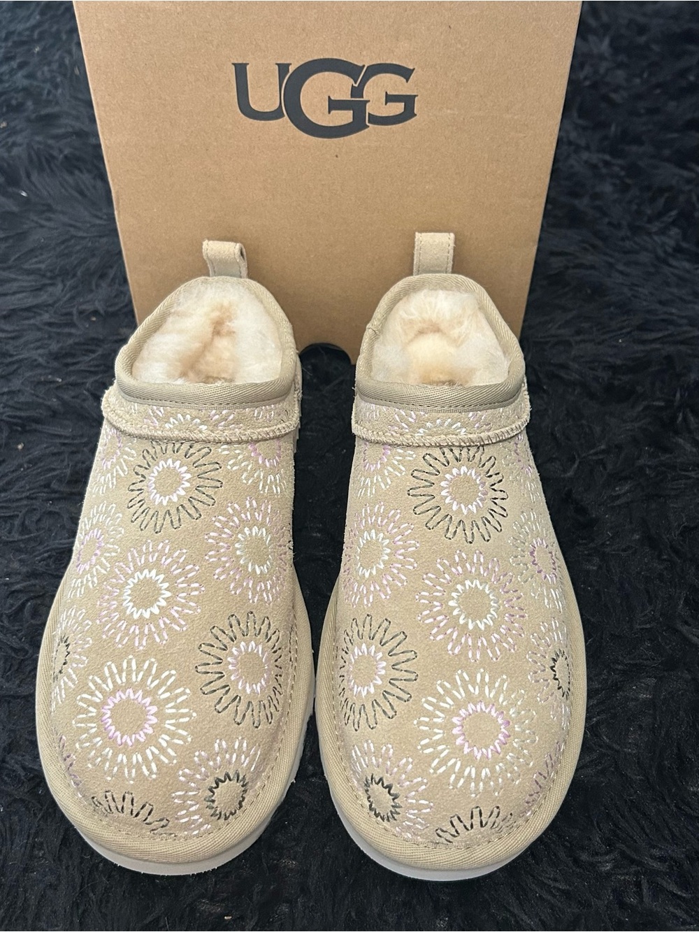 UGG embroidered fur clogs mules slip on shoes women’s 7 new in box - Picture 7 of 8